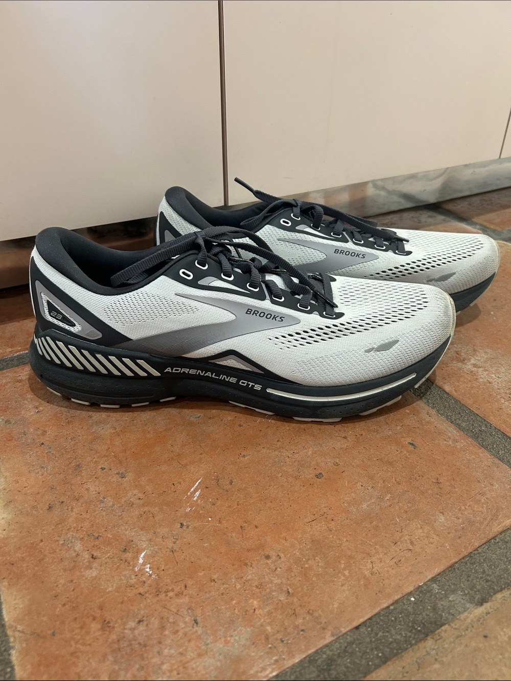 Brooks Men's Adrenaline GTS Running Shoes - White and Black